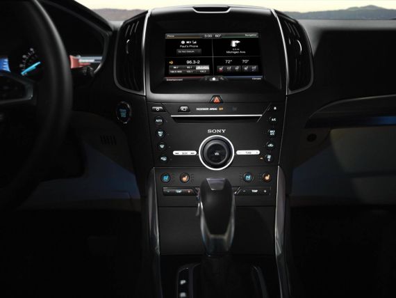 多媒体面板改用哑光材质配实体按键