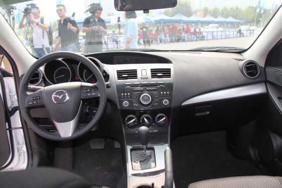 新星骋采用了金属灰高光云母漆中控装饰面板