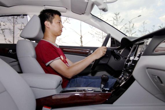 身高172cm的模特乘坐在前排，空间非常宽