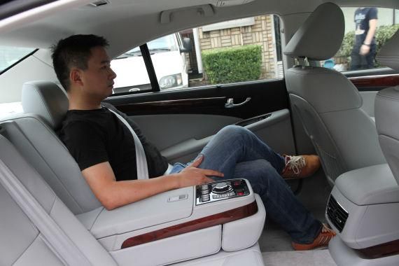 敞奢华的后排可以让乘客轻松的翘起二郎腿