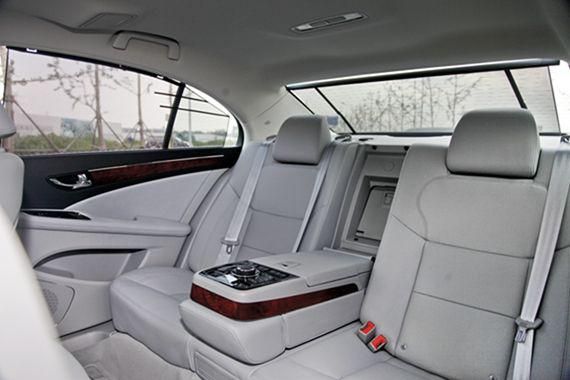 红旗H7的后排中央扶手不仅舒适，而且功能全面