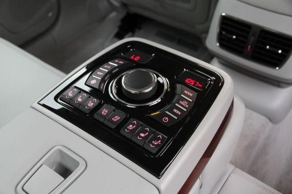 通过中央扶手可以控制多媒体系统、调节空调和后排座椅