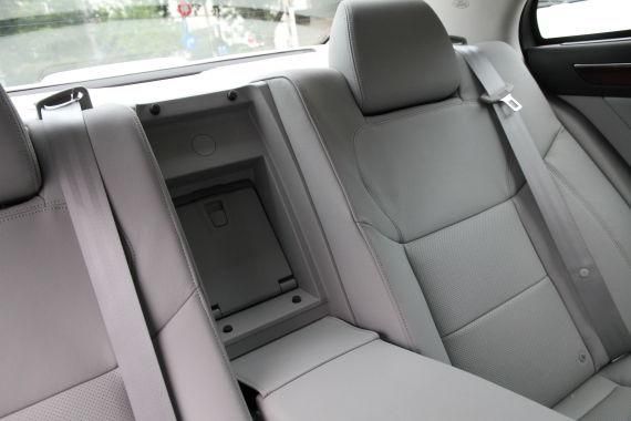 后排中央扶手后部的车载冰箱非常实用