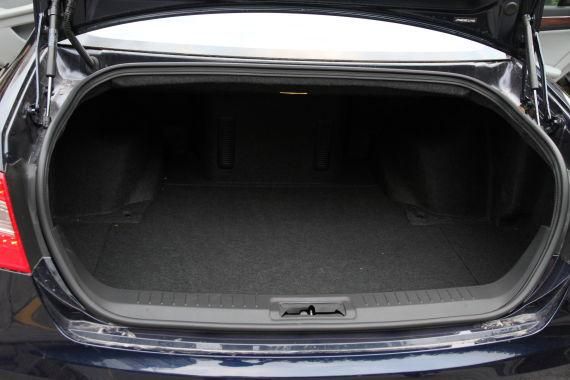 尽管被车载冰箱侵占了一定空间，但红旗H7的后备厢容积依旧可观