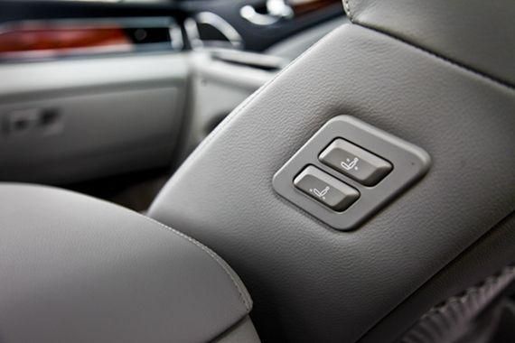 前排副驾驶座椅带有老板按键，方便尊贵的后排乘客获得更舒适的乘坐感受