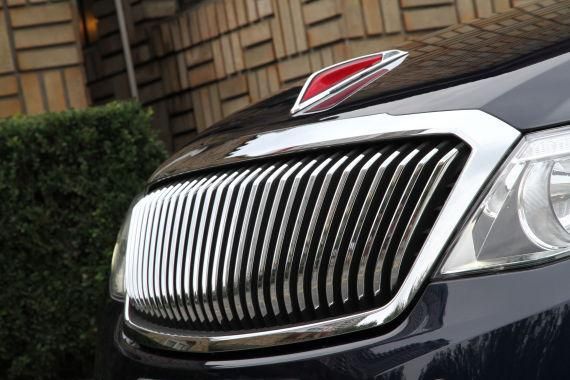 红旗H7沿袭了CA770上经典的扇形竖状格栅