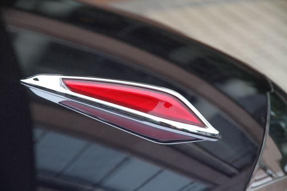 引擎盖上方的立标更注重行人保护方面的需求