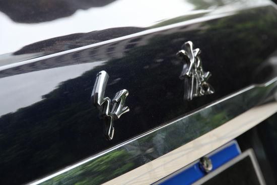 经典的毛字体版“红旗”字标