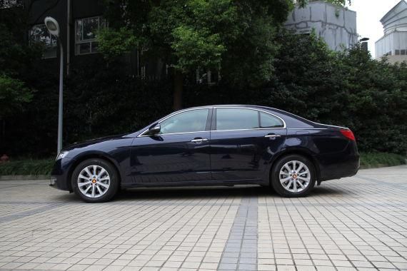 红旗H7车身侧面平直的线条非常有气场