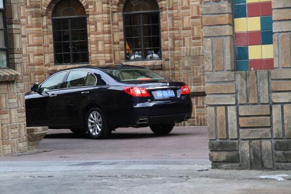 红旗H7的车尾非常厚重，细节也经过了精心设计