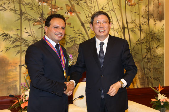 德尔福亚太区总裁艾博彬(左)从上海市长杨雄(右)亲切握手