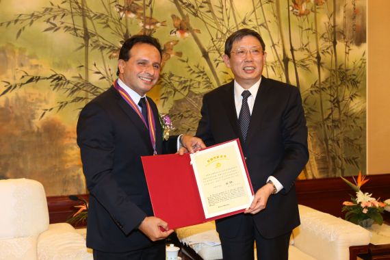德尔福亚太区总裁艾博彬(左)从上海市长杨雄(右)手中接过荣誉证书