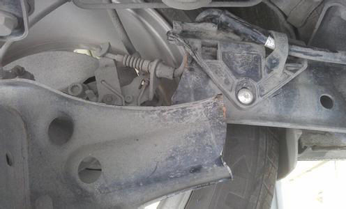 完全断裂的后悬挂纵臂梁