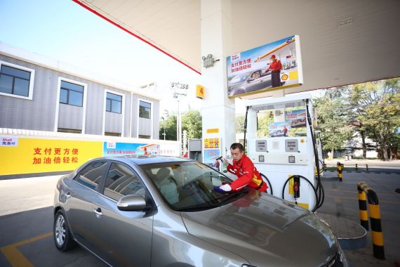 壳牌员工为顾客提供擦前档风玻璃服务