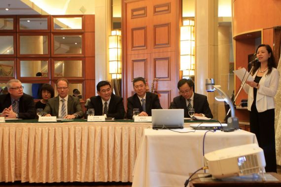 德国大众底盘研发负责人Moedeker、大众中国负责质量保证的执行副总裁Heuer博士、大众中国总裁苏伟铭、大众中国总裁苏伟铭、一汽大众公关总监拱兴波、大众中国副总裁彭菲莉（站立者）