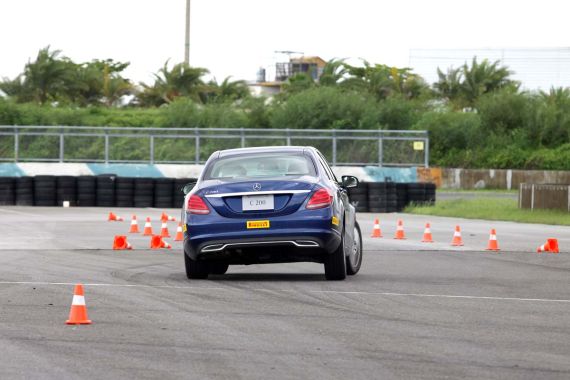 胎压高降低刹车和操控性能，容易发生事故