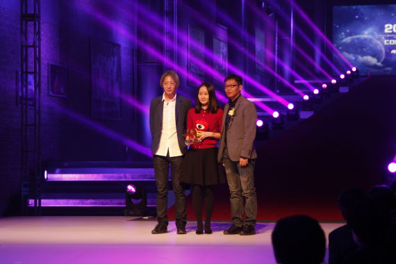 英菲尼迪市场营销及公关部高级经理丁清芬上台领奖