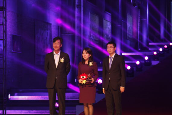 宝马(中国)汽车贸易公司销售副总裁 王洪女士上台领奖