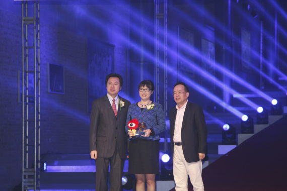 沃尔沃中国首席运营官 柳燕上台领奖