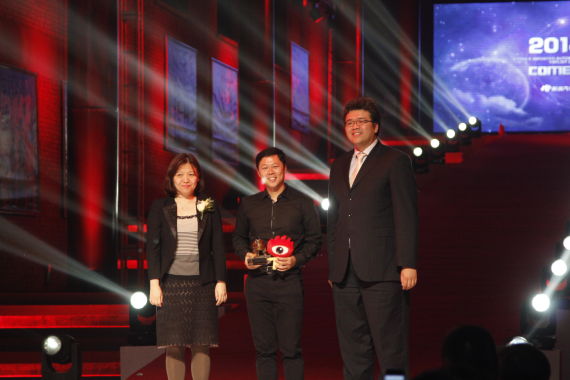 一汽-大众奥迪销售事业部公关部公关经理 金新上台领奖