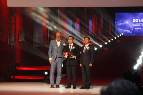 迈凯伦中国销售及运营总监 沈钢上台领奖