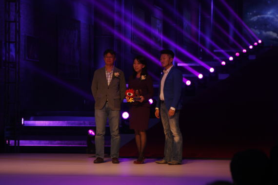 宝马(中国)汽车贸易公司销售副总裁 王洪女士上台领奖