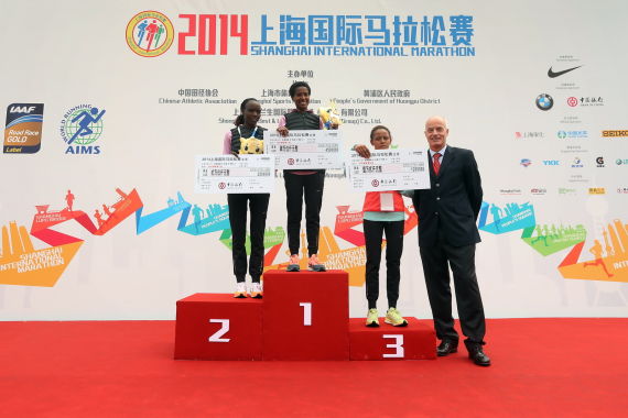  安格先生为女子冠亚季军颁奖