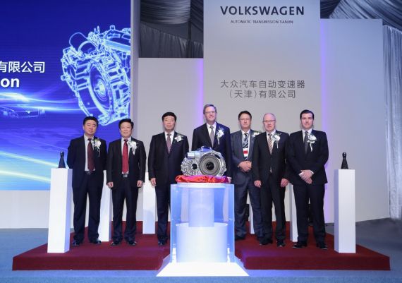 海兹曼教授同何树山副市长等当地领导一同参加投产庆典