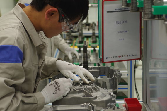 新员工在上工前进行综合训练