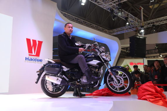 豪爵新车上市现场 图为TD150太子车