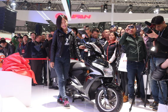 豪爵新车发布现场 图为VR150