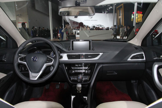 长安悦翔V7内饰