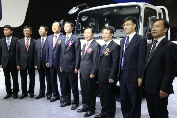 四川现代领导与瑞越合影