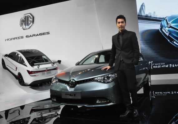 MG GT代言人赵又廷现身2014广州车展MG展台