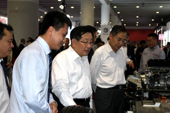 万钢详细询问新能源车的技术细节