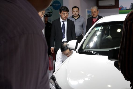 万钢数次俯身察看多款车型底盘