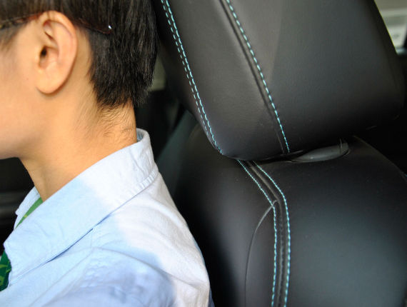增加坐垫后，驾驶者双肩和座椅靠背的距离明显减小