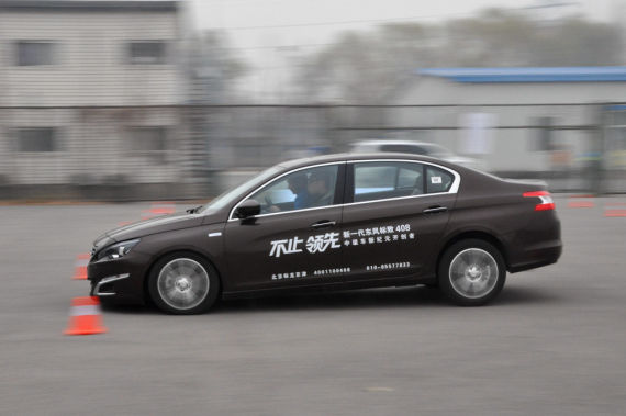 标致408紧急制动瞬间