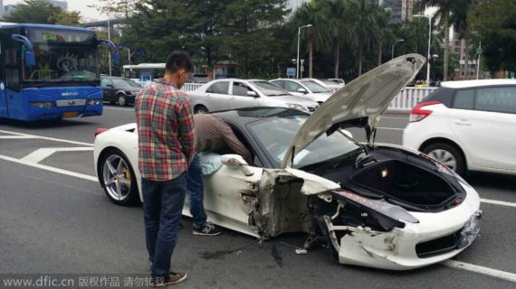 深圳一法拉利撞公交 车轮飞出受损严重