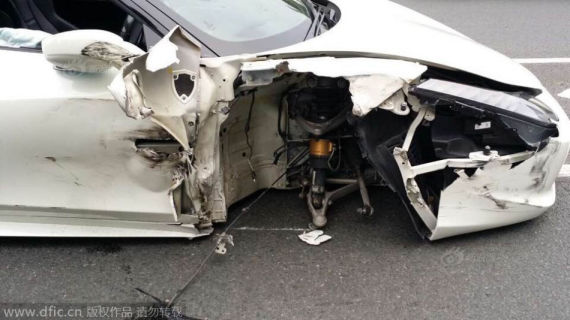 图为法拉利车头严重受损，而被撞的公交车丝毫未损。供图：黎成军/东方IC