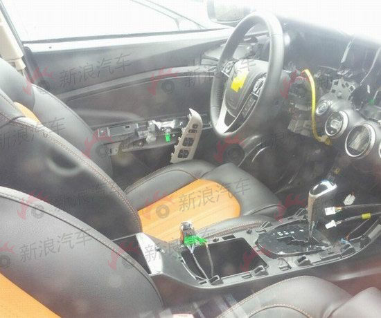 比亚迪全新SUV车型S3内饰谍照