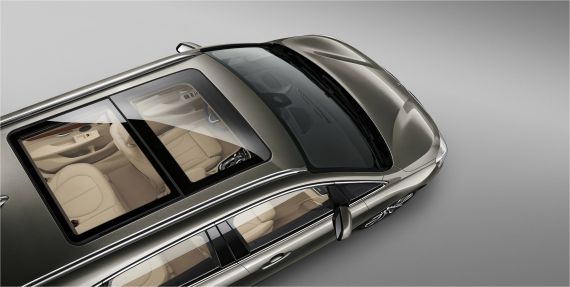 标配的一体式全景天窗