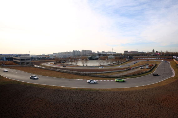 奥迪高性能车型在奥迪金港赛道进行巡游，彰显品牌运动精神