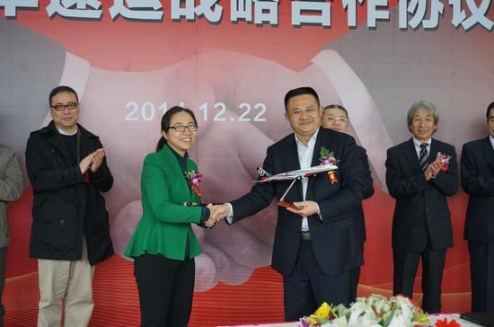 顺丰速运综合本部总裁陈雪颖与庆铃集团董事长杜卫东互赠纪念品