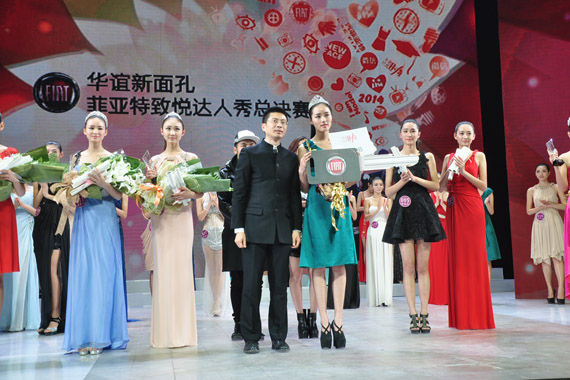 广汽菲亚特营销事业部市场部部长陆皓与全国总冠军汤沁怡合影