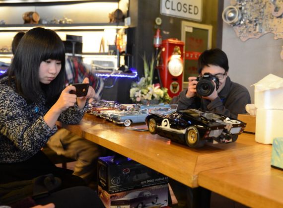 来自全国各地的汽车模型玩家们在博物馆主题餐厅度过了一个愉快的下午