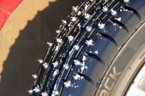 体验车辆换上了钉胎，大大增强了车辆在冰雪路面上的抓地力。