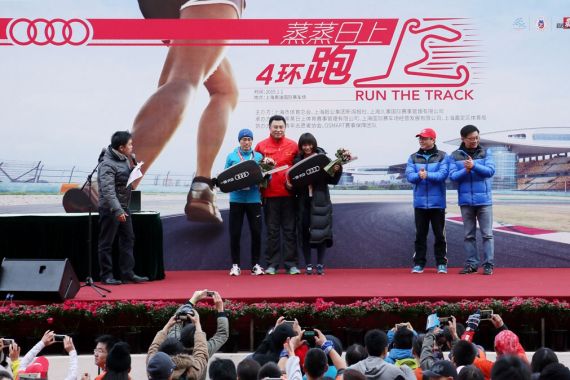 一汽-大众奥迪销售事业部副总经理于秋涛向比赛冠军颁发最终大奖——奥迪A3车型半年使用权