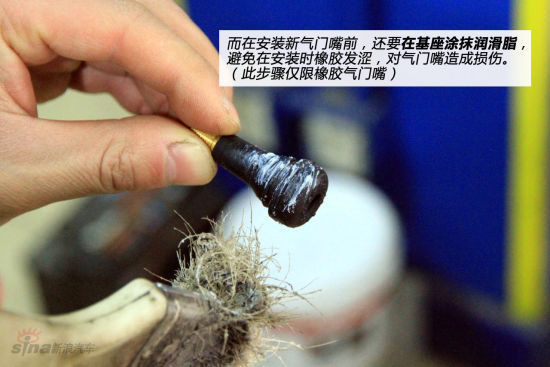 气门嘴的安装 