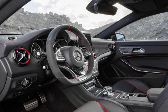 奔驰CLA45 AMG猎装版内饰